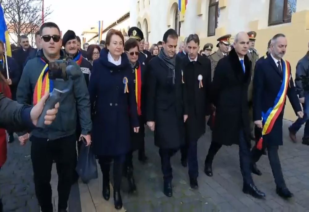 Ludovic Orban și Rareș Bogdan au făcut baie de mulțime la Alba Iulia.