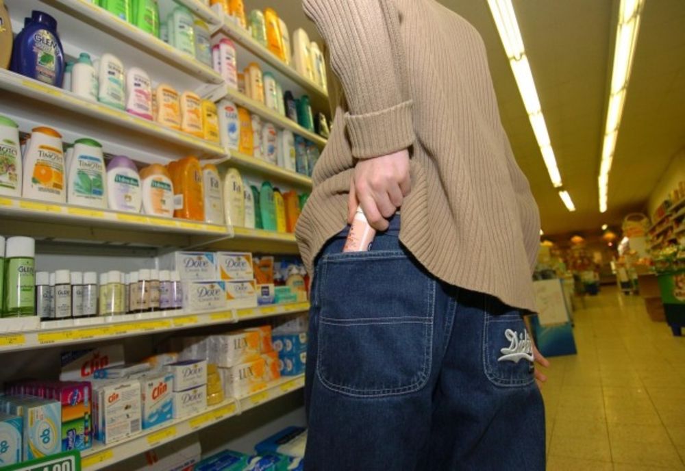 Un tânăr a spart un magazin și a încercat să fure din alte două