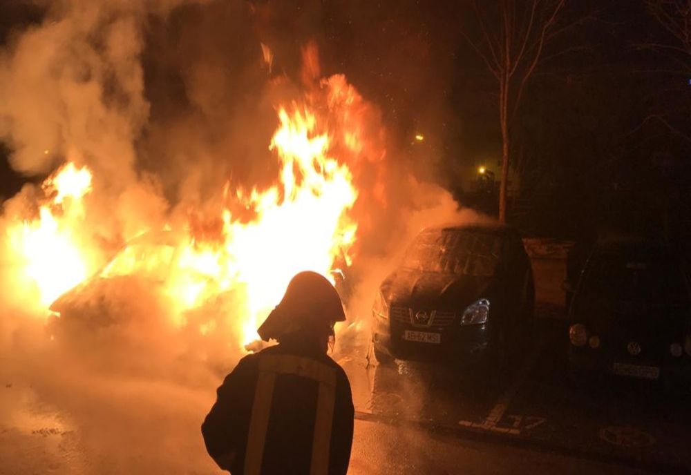 Trei atutotursme cuprinse de FLĂCĂRI în Alba Iulia