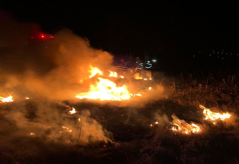 Autoturism DISTRUS în urma unui incendiu, în apropiere de Alba Iulia. Polițiștii fac cercetări la locul incidentului. 