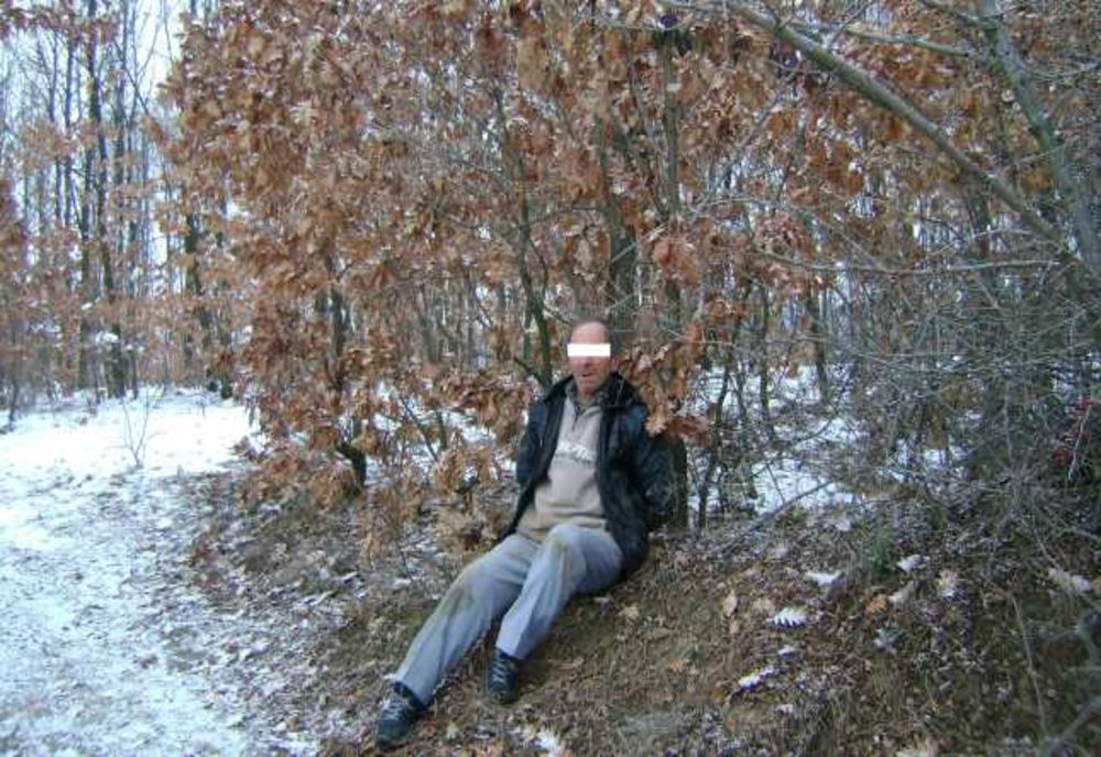 Scandal de aploare la o stână din Alba. Doi ciobani și-au bătut colegul apoi l-au legat de un copac