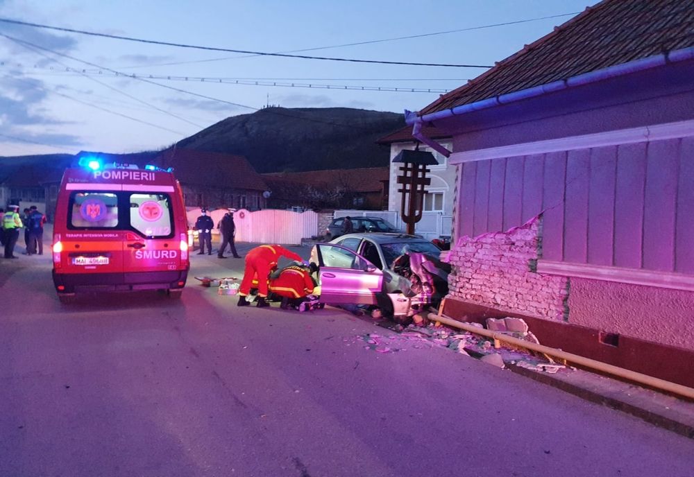 Un bărbat a murit după ce mașina în care se afla a lovit puternic o casă