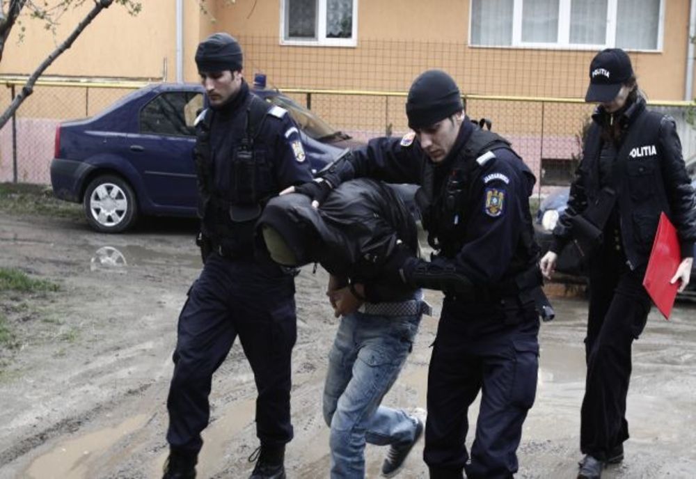 Au fost reținuți că au furat cutia milei dintr-o biserică și amendați pentru încălcarea restricţiilor de circulaţie, în condiţiile stării de urgenţă. 