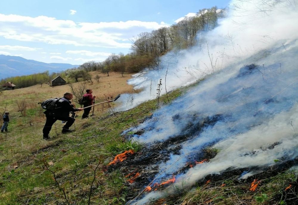 Intervenție DIFICILĂ a pompierilor din Alba pentru stingerea unor incendii de pădure în Munții Apuseni 