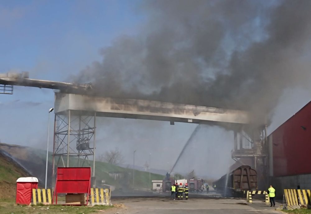 Intervenție dificilă pe platforma Holzindustrie. A luat foc o bandă transportoare
