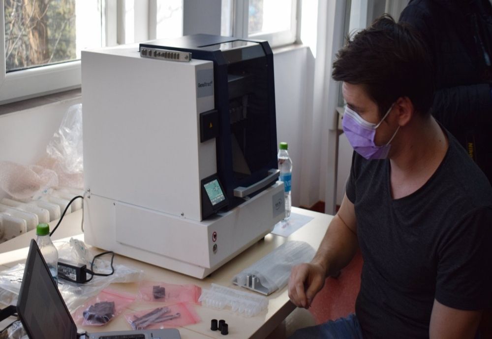 Un bebeluș și mama acestuia infestați cu COVID 19. Au venit din Franța