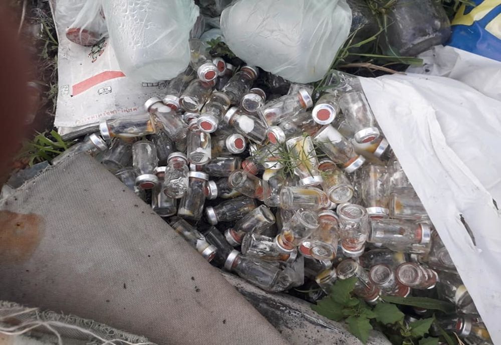 Reziduri Medicale aruncate la întâmplare într-o localitate din Alba 