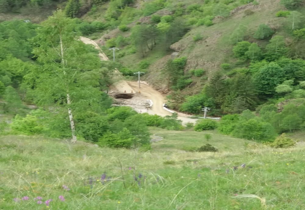 Epopeea lucrărilor absurde. Au proiectat un drum peste rețeaua de electricitate.