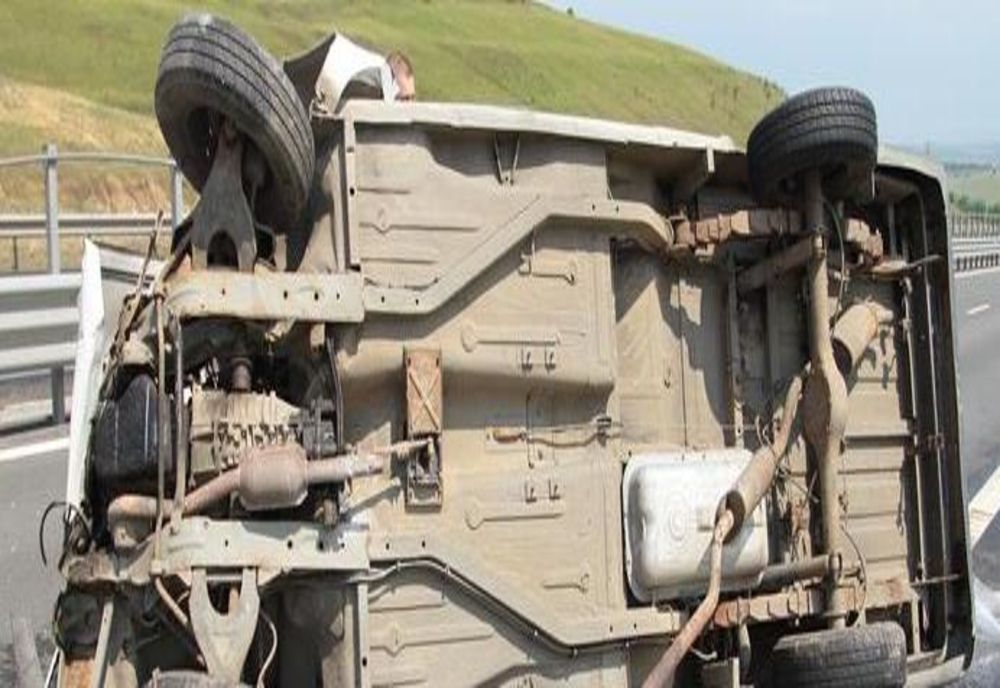 A condus sub influența alcoolului și s-a răsturnat