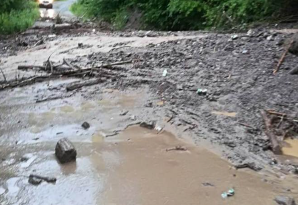 Trafic rutier blocat în Alba, pe DN75, din cauza inundațiilor și a bolovanilor