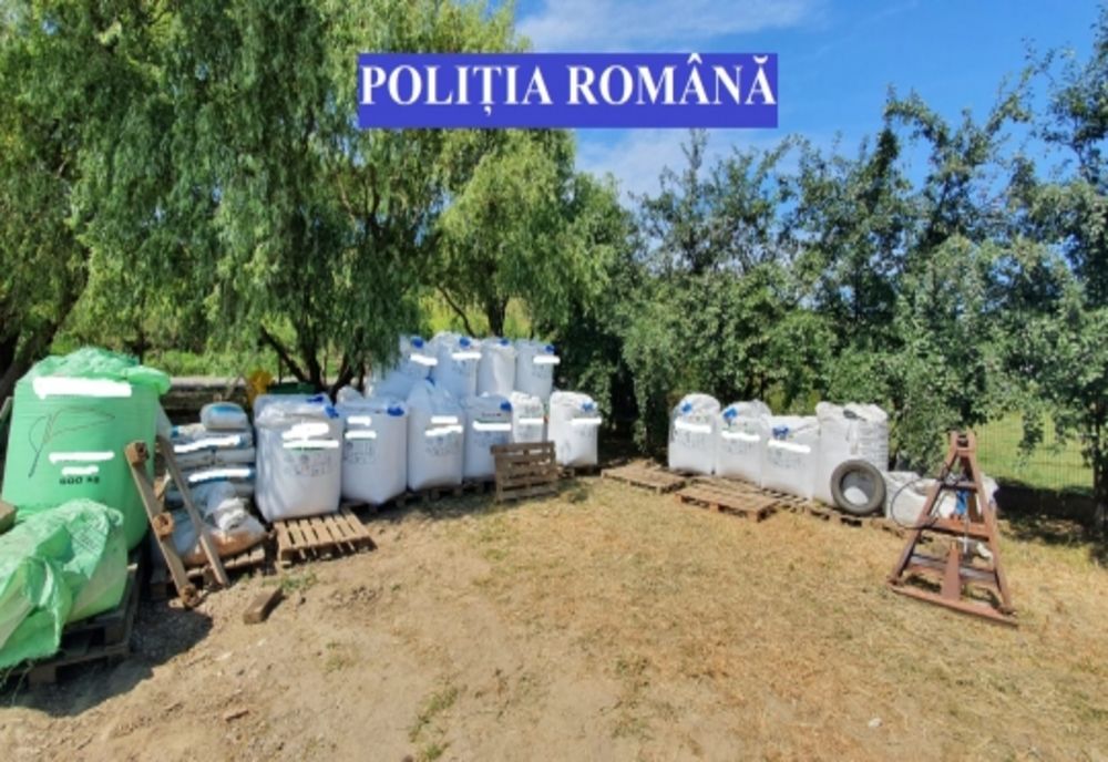 Aproximativ 17 tone de îngrășăminte chimice și sute de recipiente în care au fost insecticide, descoperite de polițiști în Blaj