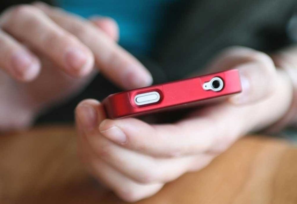 A cumpărat de pe internet un telefon, dar a primit prin colet o cutie goală!