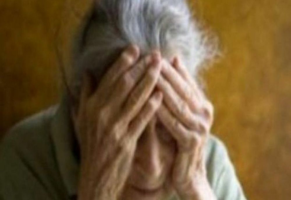 Atenție la persoanele care vă sună la ușă! O bătrână din Aiud a fost prădată de două femei