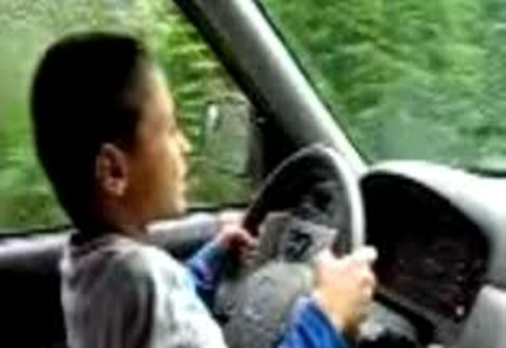 La 14 ani s-a urcat la volanul unei mașini și a ieșit la plimbare! A dat nas în nas cu polițiștii