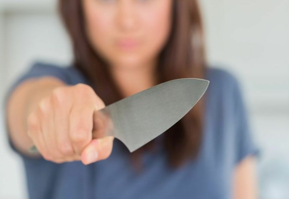 Mamă reținută pentru că și-a înjunghiat copilul