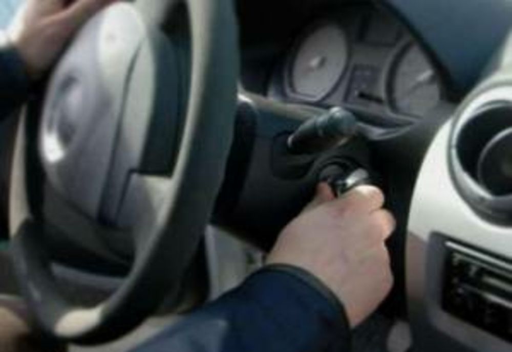 A furat o autoutilitară lăsată cu cheile în contact! Hoțul nu avea permis și era băut