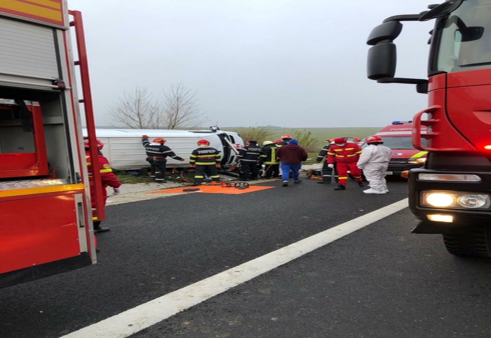 Microbuz cu șapte pasageri, răsturnat pe A1. O persoană și-a pierdut viața