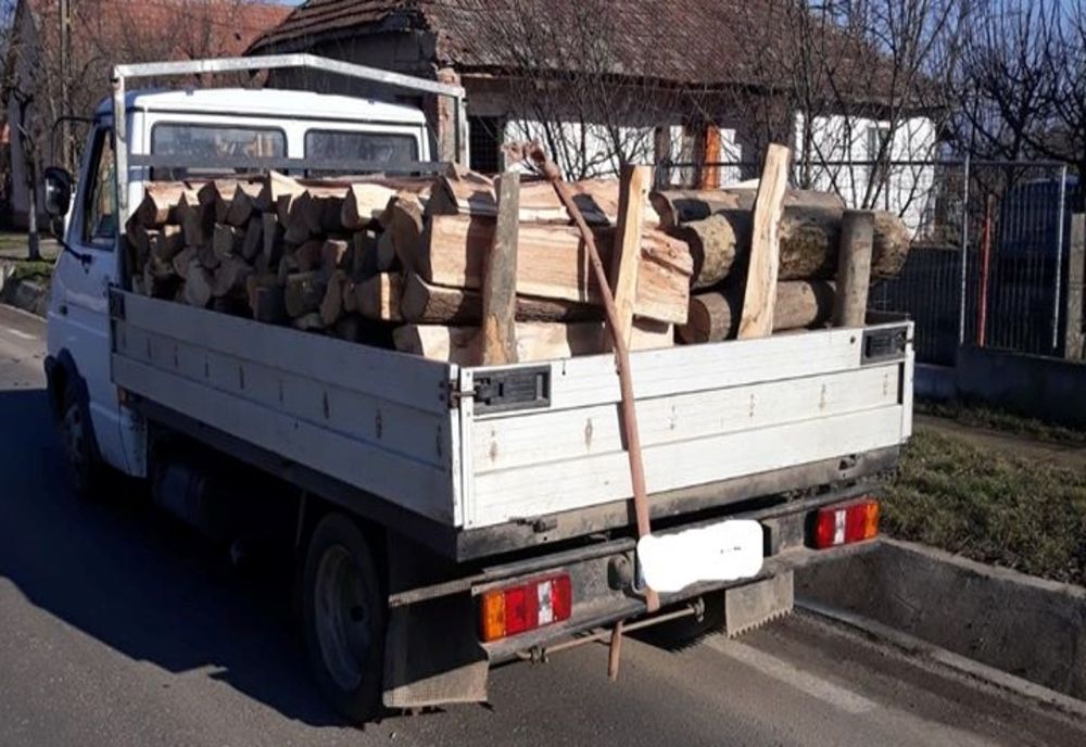 Camion încărcat cu cherestea fără acte descoperit într-o parcare din Alba