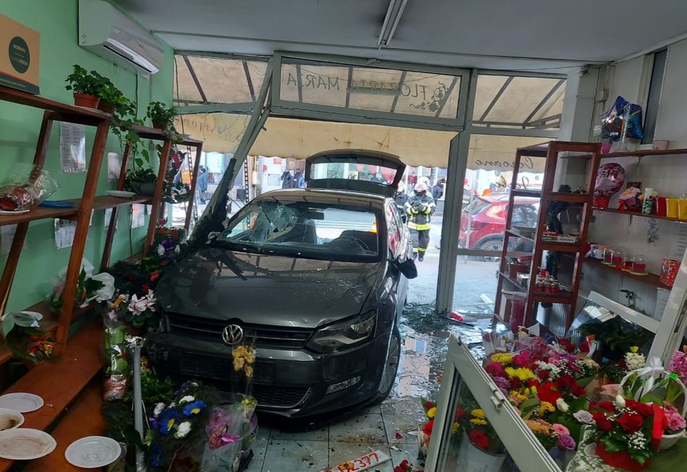 Accident în Alba Iulia! O femeie a fost rănită și doi copii au suferit atac de panică după ce o mașină a intrat într-o florărie (FOTO)