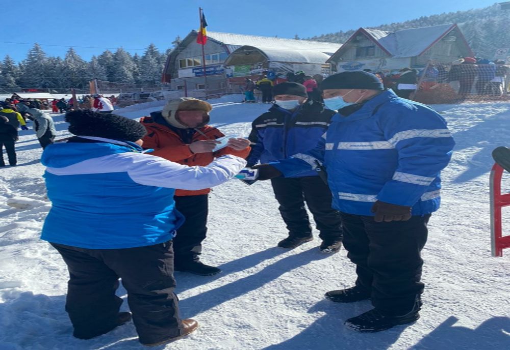 Turiștii din stațiunea Arieșeni au primit măști de protecție de la jandarmii montani