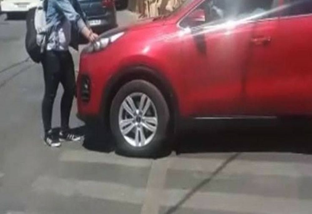 Eveniment rutier mai puțin obișnuit în Vințu de Jos. O tânără a lovit cu palmele o mașină. Șoferul nu avea permis