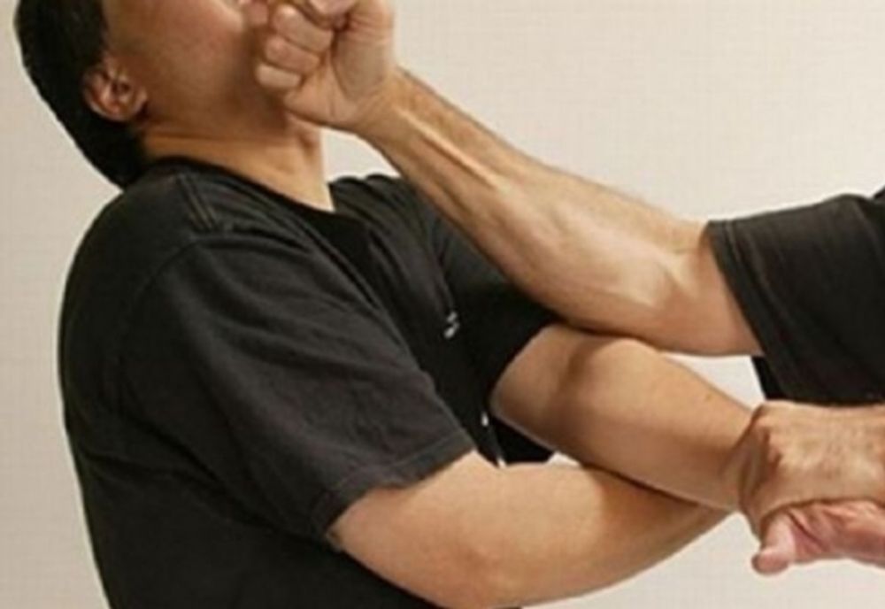 Și-a bătut propriul tată!