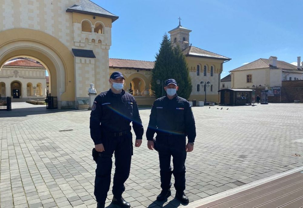 Aproximativ 100 de jandarmi, la datorie de Florii