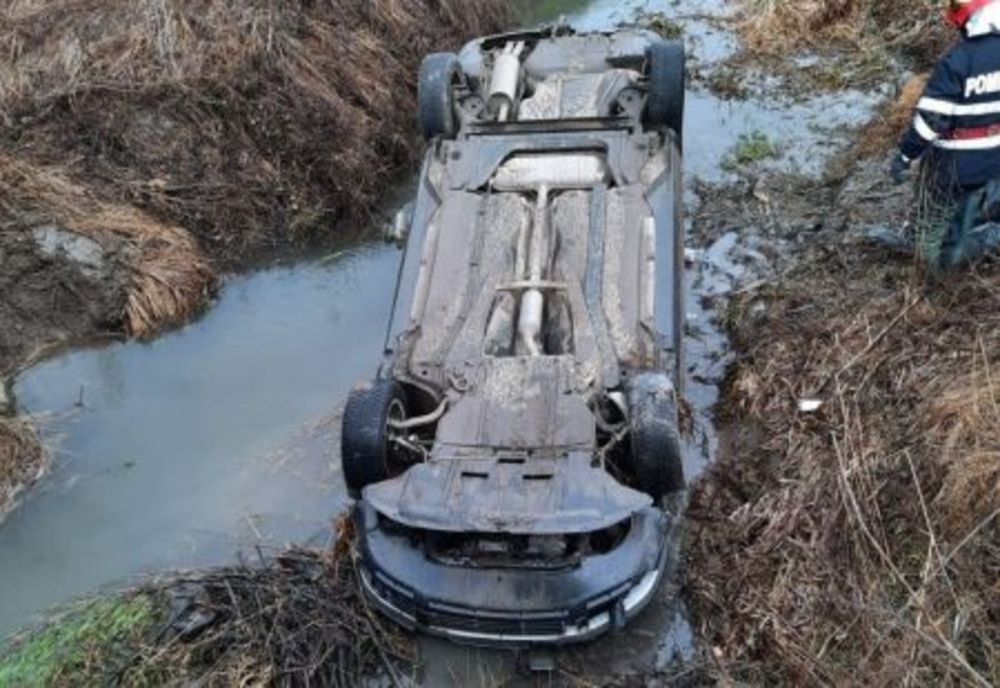 Băut și fără permis a condus mașina în pârâu! 