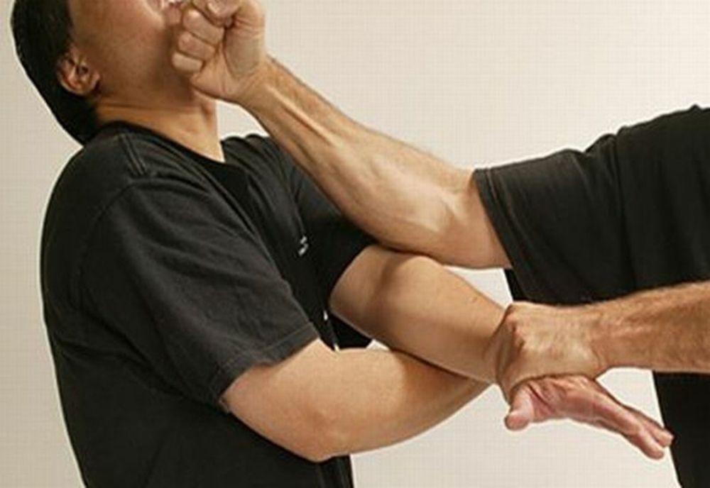 După ce au băut împreună și-a bătut și amenințat musafirul