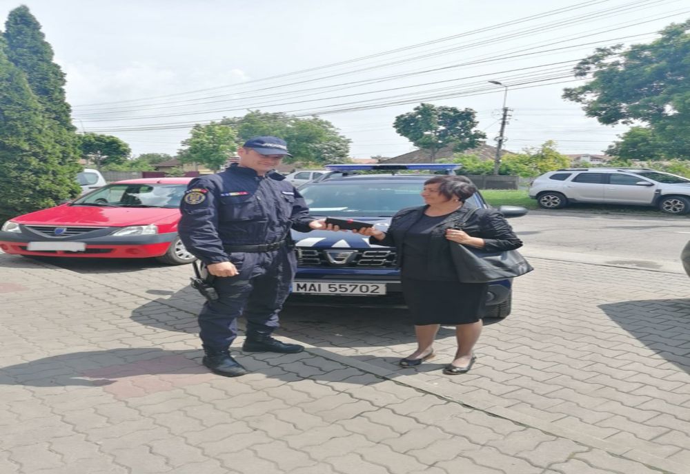 Portofel pierdut, restituit proprietarei de către jandarmi
