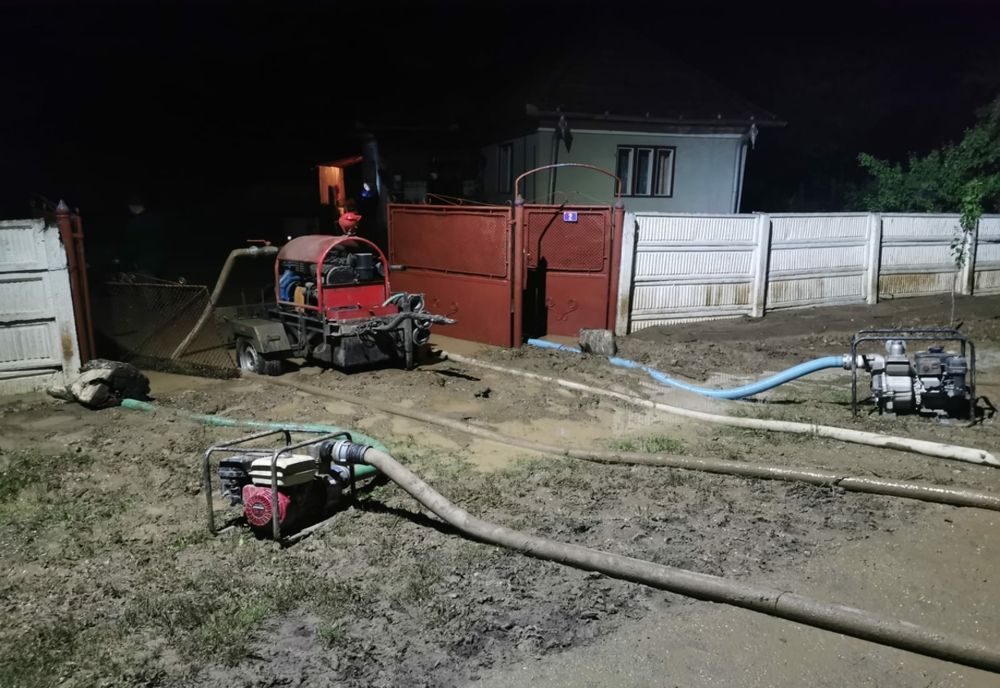 Intervenții ale pompierilor în gospodăriile inundate