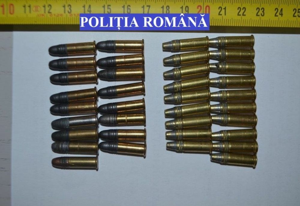 142 de cartușe, deținute ilegal, găsite de polițiști, în urma unor controale