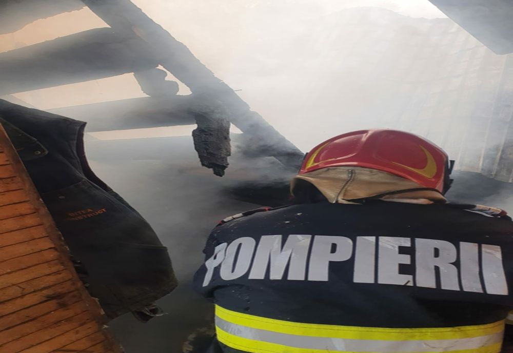 Acoperișul unei case cupins de flăcări în Lancrăm