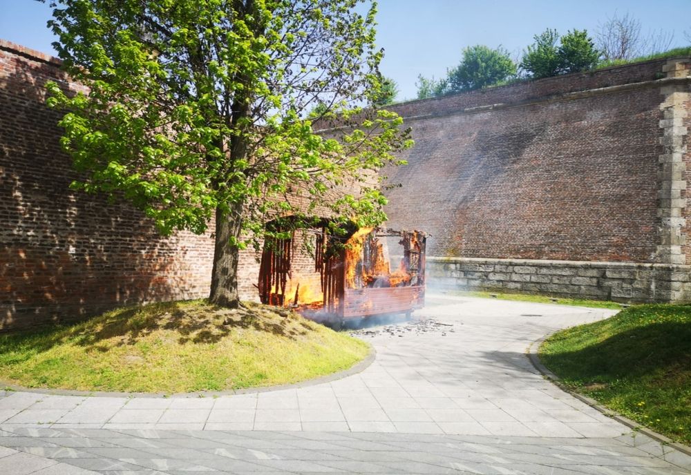 INCENDIU în șanțurile Cetății Alba Carolina: O căruță comercială a fost mistuită de flăcări