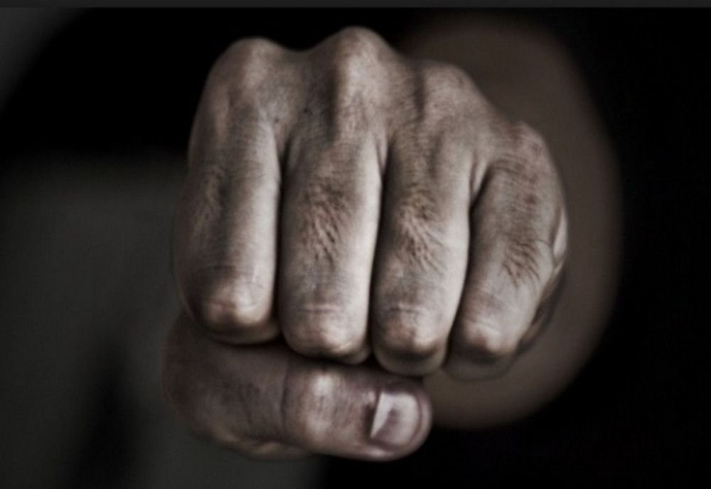 Și-a agresat propriul tată