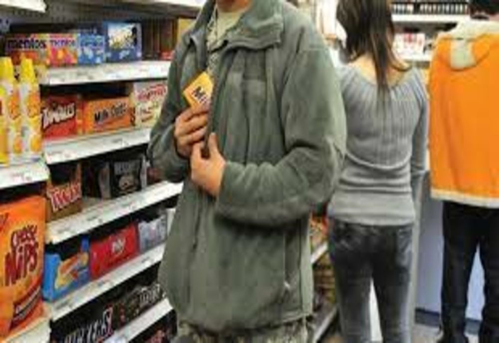 A furat dulciuri și o jucărie de pluș dintr-un PECO