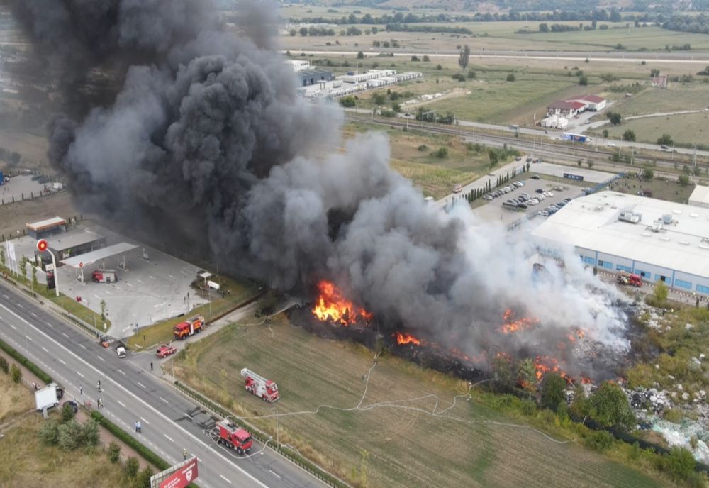 80 de pompieri din şase judeţe au acționat pentru lichidarea incendiului care a cuprins un depozit de materiale reciclabile din Alba Iulia