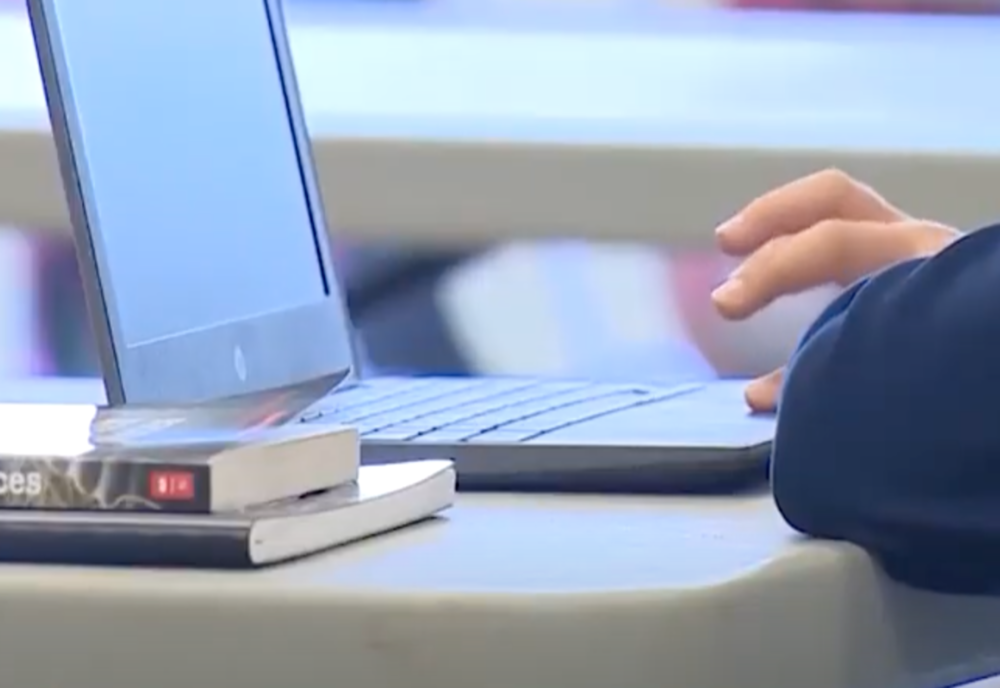 Hotărârea privind închiderea școlilor a fost publicată în Monitorul Oficial la peste 9 ore de la adoptare - Ce haos a produs întârzierea în sistemul de învățământ