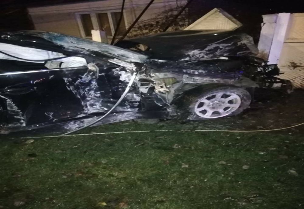 FOTO-Trei persoane rănite, în urma impactului dintre două mașini