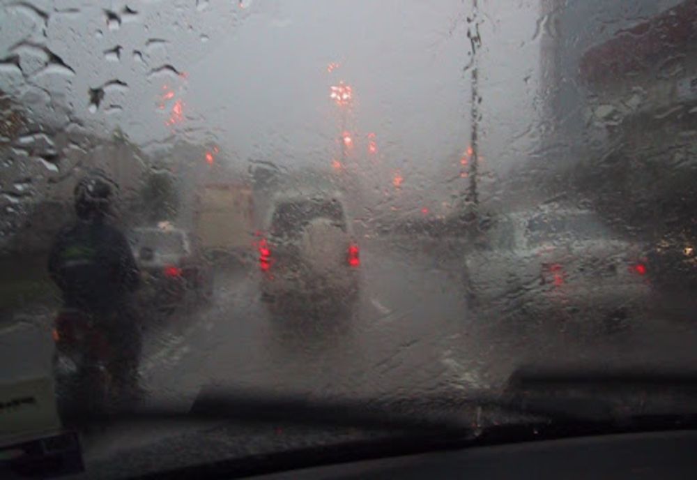 SFATURI BUNE - Atenție la carosabilul umed! Recomandările polițiștilor