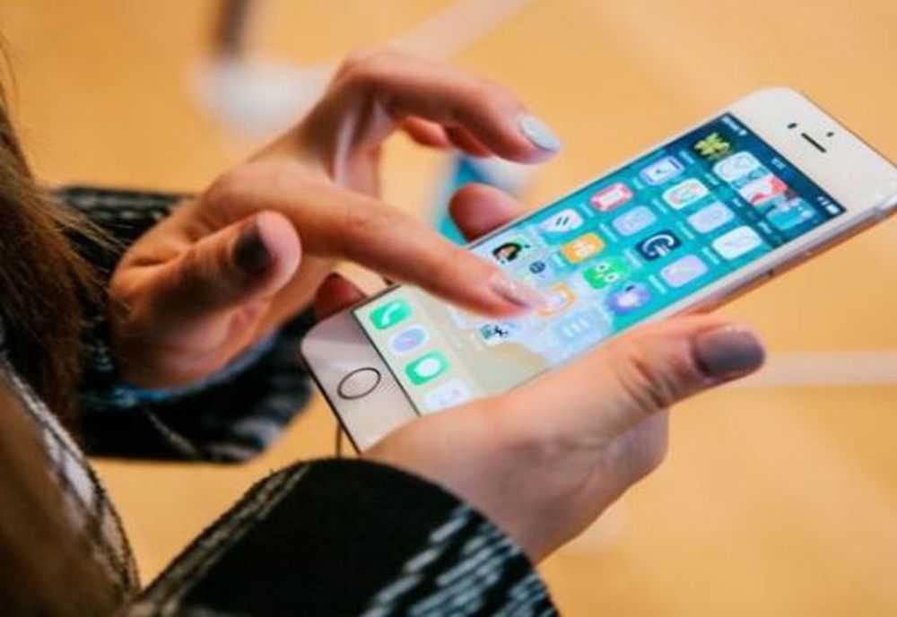 SPIONAJ la nivel înalt! Au fost vizați jurnaliști și politicieni. Pe cine acuză gigantul APPLE