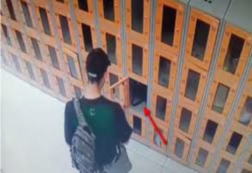 Bătrână lăsată fără cumpărături! De unde le-a furat hoțul