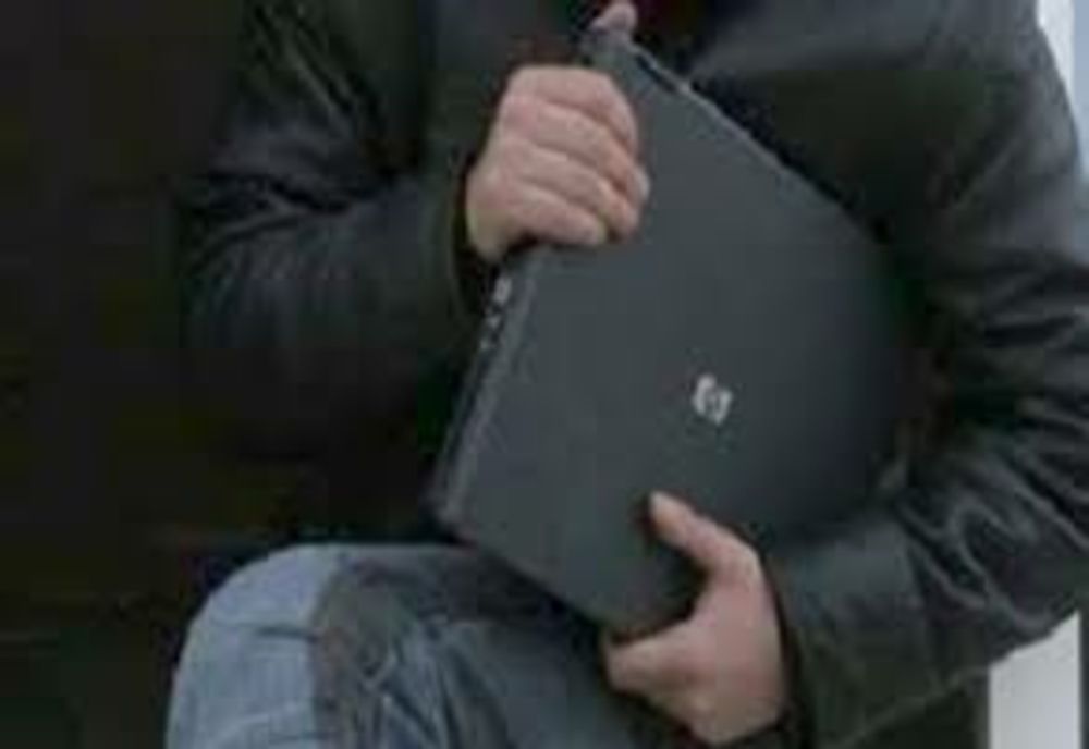 A mers în vizită și a plecat cu laptopul proprietarilor