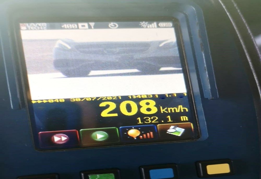 Prins de radar cu viteza peste limită, un tânăr i-a uimit pe polițiști. Ce au constatat oamenii legii