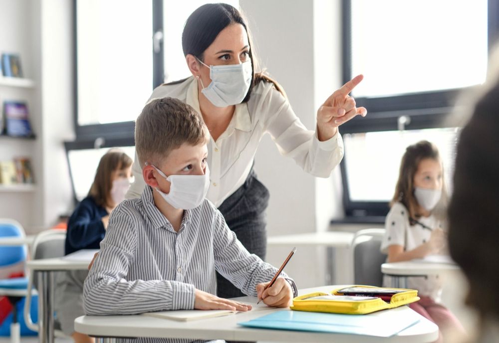 Profesorii vor primi câte 600 de lei pentru a-și cumpăra cărți, laptopuri sau cursuri