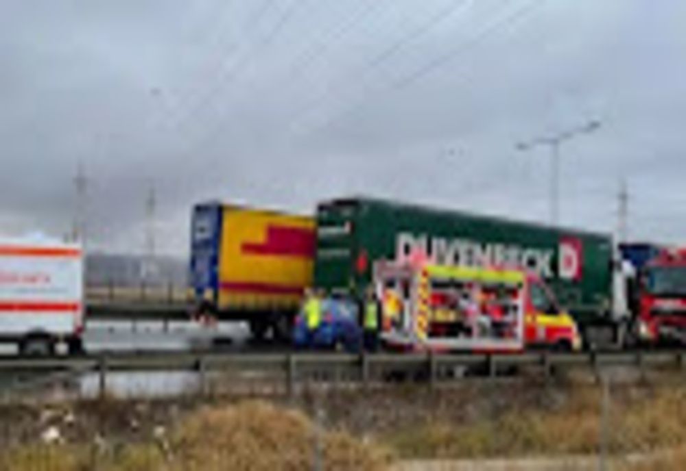 FOTO | Accident CUMPLIT pe A1! Trei persoane RĂNITE, între care un copil, în urma coliziunii dintre două TIR-uri şi un autoturism