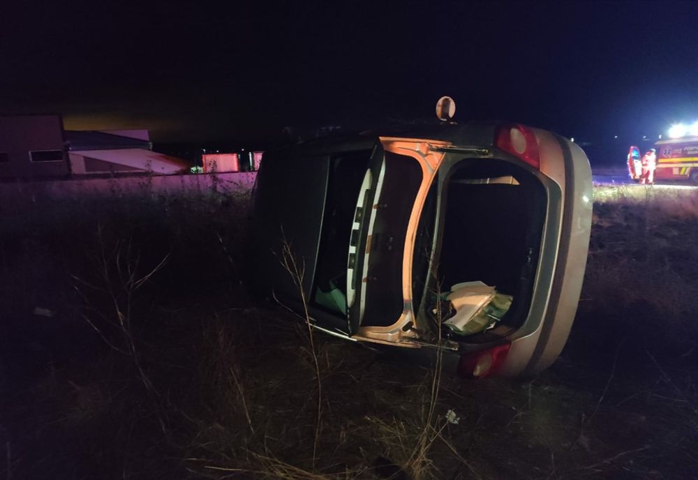 Şofer de 70 de ani rănit după ce s-a răsturnat cu maşina