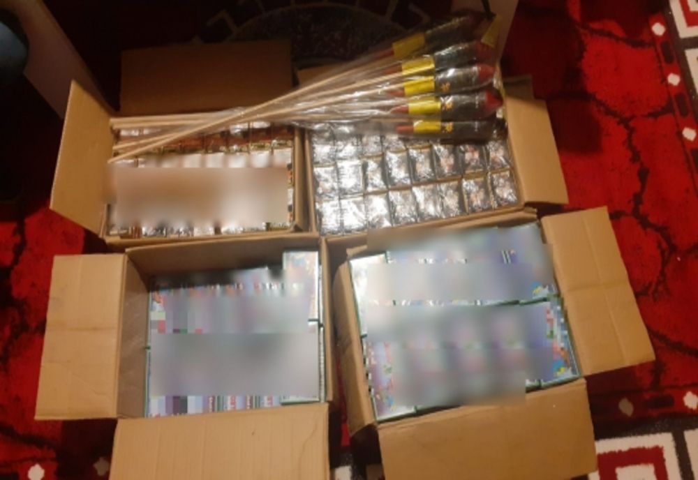 Percheziții și rețineri la persoane care comercializau articole pirotehnice