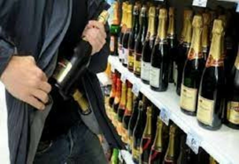 A furat băutură dintr-un PECO! Hoțul nu este la prima abatere