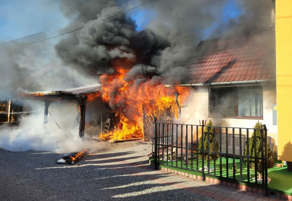 Două garaje din Alba Iulia s-au făcut scrum